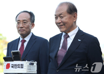문 전 대통령 예방 마친 황우여 비대위원장