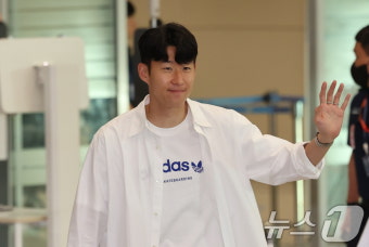 밝은 표정으로 귀국하는 손흥민