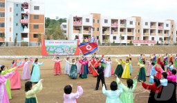 선천군 솔재농장 살림집 입사모임 축하하는 북한 주민들
