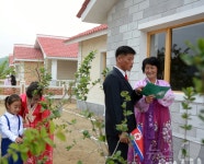 새로운 살림집에 입주하는 북한 선천군 솔재농장 주민들