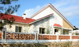 북한 선천군 솔재농장에 들어선 살림집…당이 마련한 만복의 보금자리