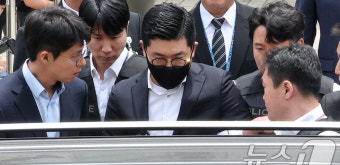 호송 차량 오르는 이광득 대표