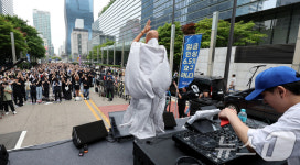 삼성전자 사옥 앞에서 EDM 공연 펼치는 뉴진스님