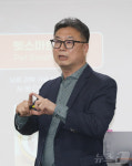 기업 소개하는 이용현 네오포유 대표