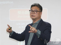 기업 소개하는 이용현 네오포유 대표