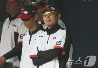 경기 지켜보는 염경엽 감독