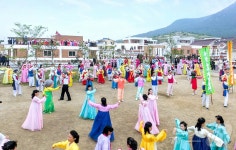 사리원시 문현농장 살림집 입사모임을 축하하는 북한 주민들
