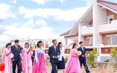 사리원시 문현농장의 새 살림집에 입주하는 북한 주민들