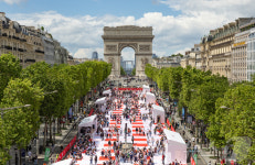 흰・빨 체크무늬 돗자리로 뒤덮인 샹젤리제 거리