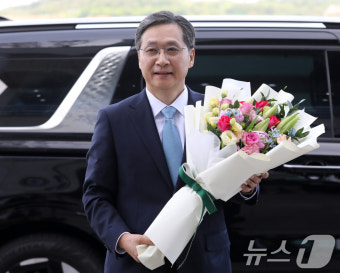 꽃다발 받은 윤영빈 우주항공청장 내정자