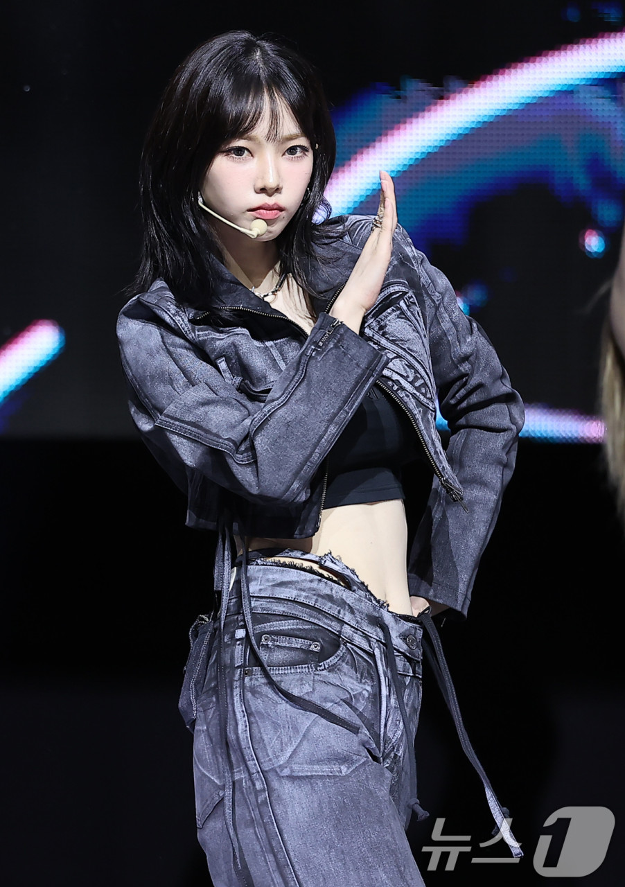 카리나의 등신대 도난 사건, 논란 확산...명백한 절도 행위로 인한 법적 처벌 논의