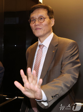 한은, 이창용 총재 올해 경제성장 2.2~2.3%로 낮아질 것 전망