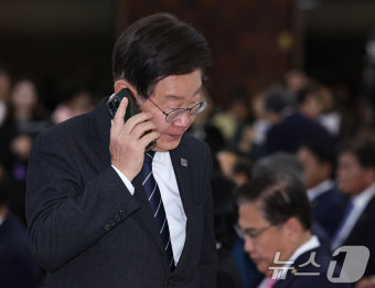 통화하는 이재명 대표
