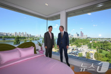 오세훈 시장·에어비앤비 CEO, 한강대교 호텔 내부는?