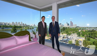 오세훈 시장·에어비앤비 CEO, '한강대교 위에 호텔이?'