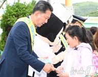 구평초교 등굣길 교통안전 캠페인하는 김장호 구미시장