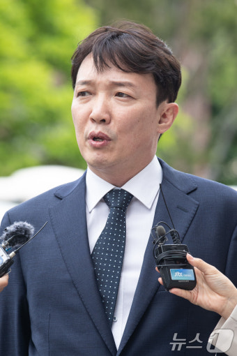 탄핵 사건 변론기일 출석하며 취재진 질문 답하는 이정섭 검사