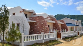 북한 강원도의 새 살림집 전경…새집들이 진행
