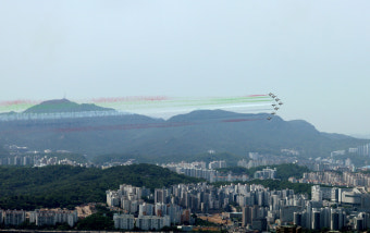서울 상공 비행하는 블랙이글스¨UAE 대통령 방한 환영