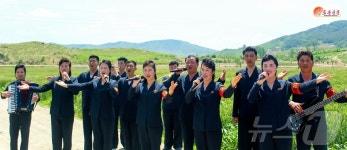 모내기철 농장에서 선동 활동하는 北집중경제선동대