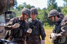11사단 동원훈련서 차량 정비 요령 듣는 예비군