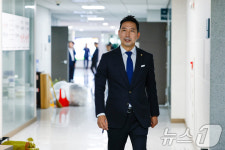 첫 출근하는 이정헌 의원