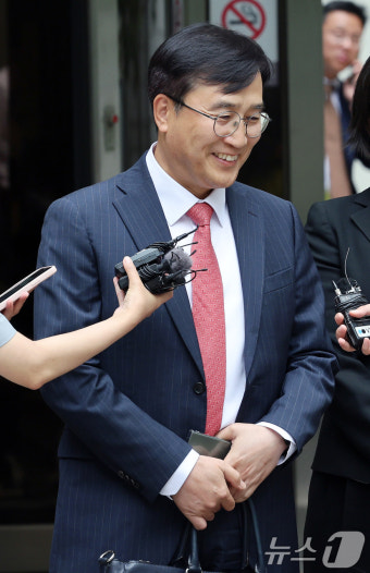 미소 띈 노소영 측 법률 대리인