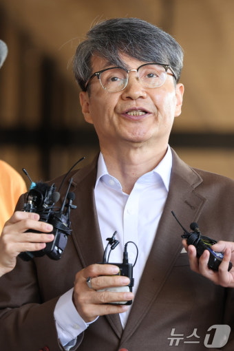 취재진 질문에 답하는 최재영 목사