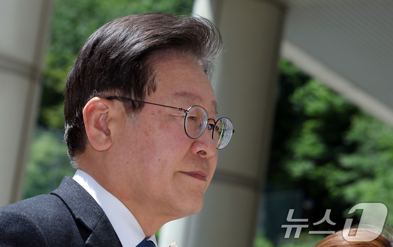 이재명, 대통령 당선 확실해지면 김민석 총리·강훈식 비서실장 유력 검토 중, 당선 후 통합 총리답네로 국민과 함께 다짐, 증오·혐오 아닌 통합 약속, 737만 획득으로 선두 달리며 우세, 오광수 민정수석으로 임명 예정, 다른 색 옷 입어도 함께 나라 이끌어 발언