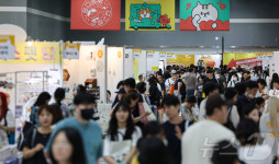 북적이는 '궁디팡팡 캣페스타'