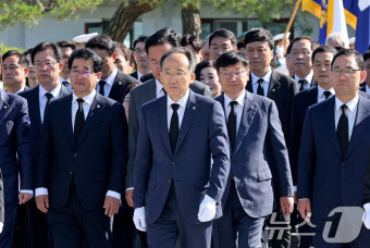 현충탑으로 이동하는 추경호 국민의힘 원내대표 등 의원들