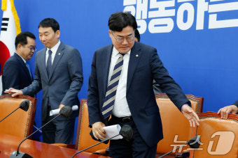 입장하는 박찬대 원내대표