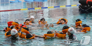 생존수영 배우는 초등학생들