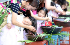 창포물에 머리감아요