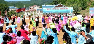 北 농촌 살림집 입사모임하는 주민들