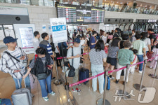 징검다리 연휴 맞아 여행객들로 붐비는 공항 출국장