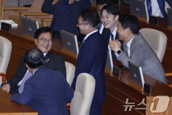 본회의장서 대화 나누는 우원식 의원