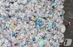 폐비닐 쌓인 자원순환센터