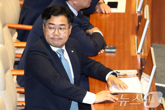 추경호 원내대표 바라보는 박찬대 원내대표
