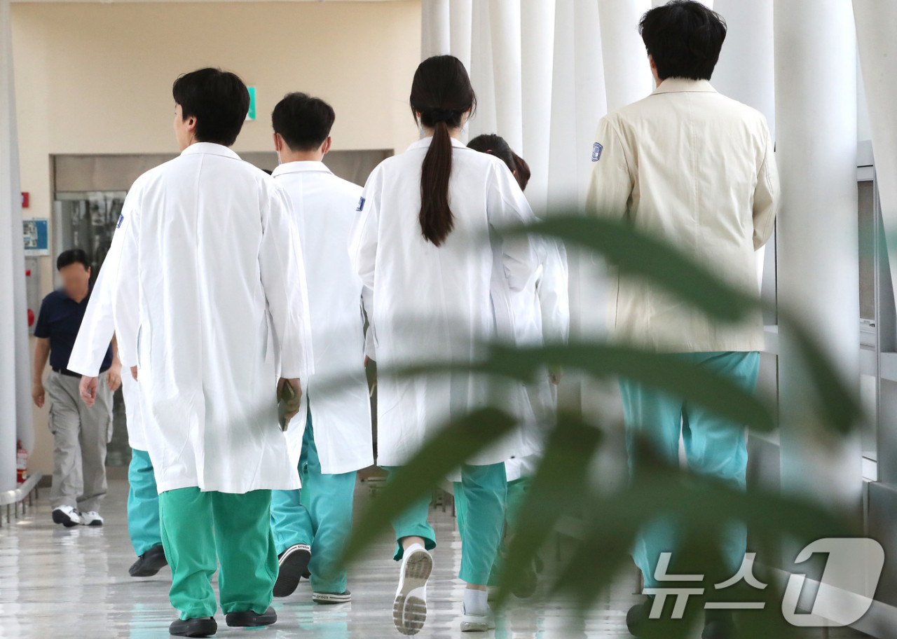 의사 복귀 논란 속 정부의 촉발한 사직 처리 논란