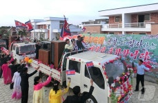 건설 완료 평양 장교농장 새살림집에 입주하는 北 주민들