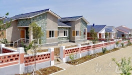 北 평양 장교농장 새집들이…농촌 생활환경 개변