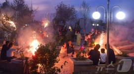 北 평양 장교농장 새 살림집 입주 축하하는 주민들