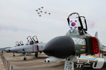 고별비행 F-4 '팬텀' 역사 속으로…