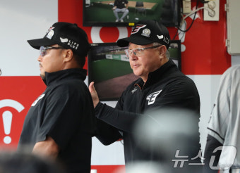 만원 관중에, 김승연 회장 직관했지만…한화 김경문 감독, 부임 후 첫 패배
