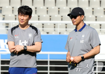 박건하 코치와 대화 나누는 김도훈 임시 감독