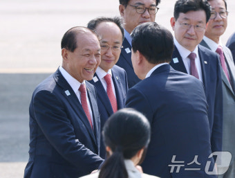 윤 대통령 환송 나온 황우여·추경호