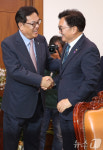 정진석 비서실장, 우원식 국회의장 예방