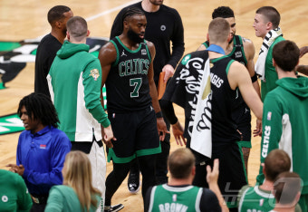 보스턴, NBA 파이널서 댈러스에 2연승…18번째 우승까지 2승 남았다