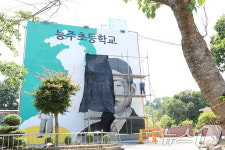 이념논란 화순 능주초 정율성 벽화 철거 시작